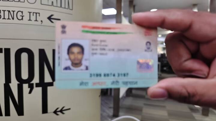 कई लोग उसके बजाए साइबर कैफे जाकर पीवीसी आधार कार्ड बनवा लेते हैं. जो मजबूत होता है. लेकिन क्या आपको बताएं साइबर कैफे से बनवाया गया आप पीवीसी आधार कार्ड आपके लिए सही नहीं होता. जानें इससे क्या दिक्कत होती है.