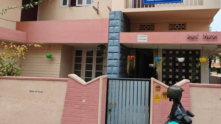 इस योजना के तहत उन महिलाओं को रहने के लिए एक सुरक्षित आवास दिया जाएगा जो कि काफी सस्ता होगा और इसके साथ ही जिसमें हर तरह की सुविधा मिलेगी. बता दें करोड़ों की लागत से महिलाओं के लिए हॉस्टल बनाए जा रहे हैं.