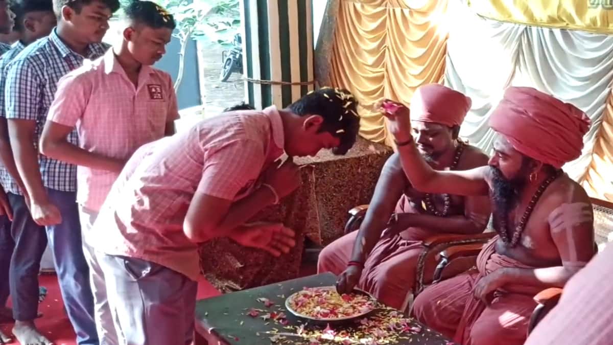 இந்த காலத்தில் இப்படி பட்ட பிள்ளைகளா..!! பெற்றோர்களுக்கு பாத பூஜை! ஆசிரியர்கள் காலில் விழுந்து வணங்கிய மாணவர்கள்...!