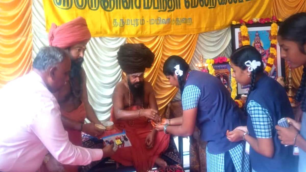 இந்த காலத்தில் இப்படி பட்ட பிள்ளைகளா..!! பெற்றோர்களுக்கு பாத பூஜை! ஆசிரியர்கள் காலில் விழுந்து வணங்கிய மாணவர்கள்...!