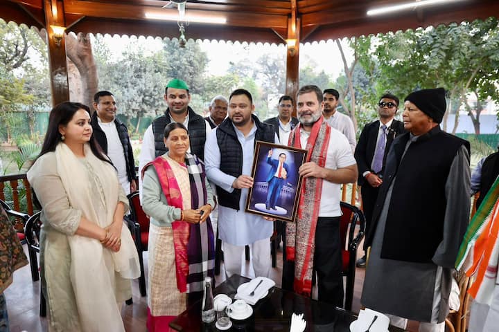 राबड़ी आवास पहुंचे राहुल गांधी को तेजस्वी यादव ने बाबा साहब अंबेडकर की तस्वीर भेंट की. दरअसल राहुल गांधी तेजस्वी यादव इस नैरेटिव को स्थापित करने की कोशिशों में जुटे हैं कि बीजेपी और संघ परिवार मिलकर संविधान को बदलना चाहते हैं