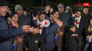 केजरीवाल कर रहे थे जनसंवाद! अचानक बच्चे को सूझी शरारत और कर डाला ऐसा काम, वीडियो देख हंस पड़ेंगे आप