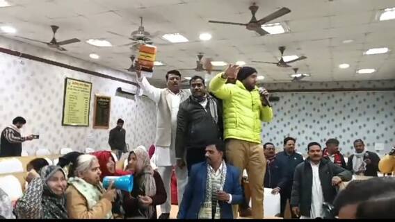 अलीगढ़ नगर निगम के सदन में गूंजा भ्रष्टाचार का मुद्दा, पार्षदों ने महापौर-कमिश्रनर पर लगाए आरोप अलीगढ़ नगर निगम के सदन में गूंजा भ्रष्टाचार का मुद्दा, पार्षदों ने महापौर-कमिश्रनर पर लगाए आरोप