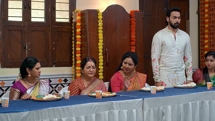 కావ్య నగలు తాకట్టు పెట్టిన విషయం బయటపెట్టి రచ్చ చేసింది రుద్రాణి. దుగ్గిరాల వారి వంశ గౌరవాన్ని కోరుకునే దానివే అయితే ఈ విషయం నలుగురి ముందు బయటపెట్టేదానివి కాదని రాజ్ ఫైర్ అవుతాడు.