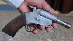 गर्लफ्रेडनं बोलायचं बंद केलं, संतापलेल्या बाॅयफ्रेडनं थेट तिच्या घराच्या खिडकीतून गोळी झाडली अन्...! बीडमध्ये धक्कादायक घटनांची मालिका सुरुच