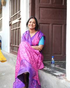 माथे पर बिंदी और सूती साड़ी पहनकर मार्केट में सब्जी लेती दिखीं हिना खान, सोशल मीडिया पर वायरल हुई तस्वीरें