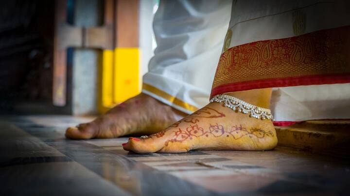 गृहप्रवेश करताना उजव्या पायाने घरात प्रवेश करावा.