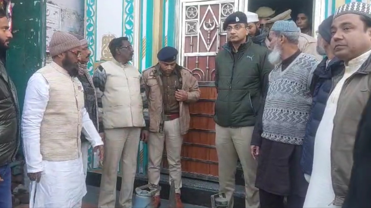 Firozabad News: ध्वनि प्रदूषण के खिलाफ फिरोजाबाद पुलिस का अभियान, धार्मिक स्थलों से स्पीकर्स को उतरवाया