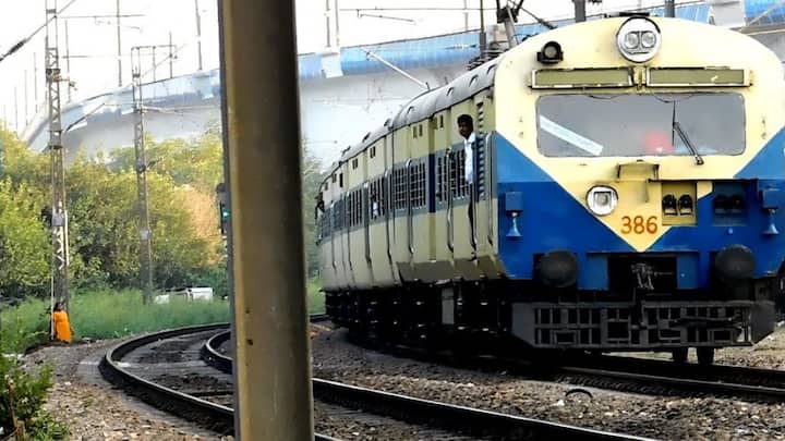 लेकिन अब भी भारतीय रेलवे में कुछ यात्रियों को 365 दिन पहले एडवांस बुकिंग करने का मौका मिलता है. रेलवे की ओर से इस नियम को लेकर किसी तरह का बदलाव नहीं किया गया है. अभी भी रेलवे में 365 दिन पहले एडवांस बुकिंग कर सकते हैं.