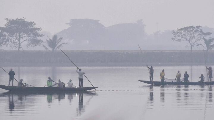 अगर दिल्ली की बात करें तो यहां पर कोहरा छाया रहेगा. रात में बादल भी छाए रह सकते हैं. दिल्ली में 22 जनवरी को बारिश हो सकती है. दिल्ली में धिकतम तापमान 21 डिग्री सेल्सियस और न्यूनतम तापमान 10 डिग्री सेल्सियस रह सकता है.