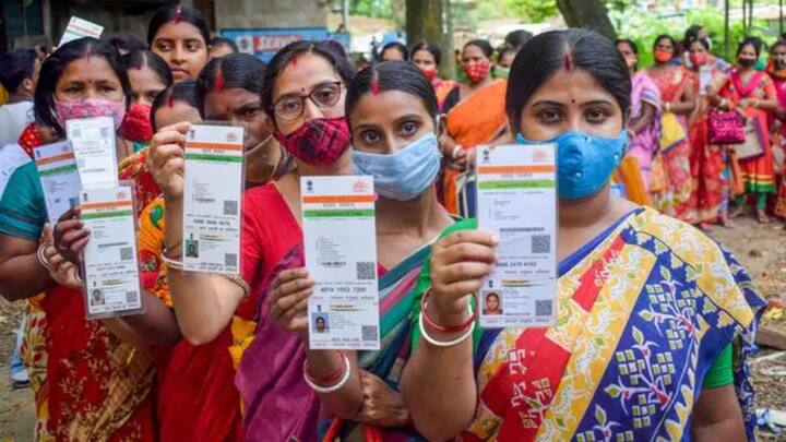 देश की तकरीबन 90 फ़ीसदी आबादी के पास आधार कार्ड मौजूद है. स्कूल कॉलेज में एडमिशन लेने से लेकर सरकारी योजनाओं में लाभ लेने तक के लिए आपको आधार कार्ड दिखाना पड़ता है. आधार कार्ड भारत में यूआईडीएआई द्वारा जारी किया जाता है.