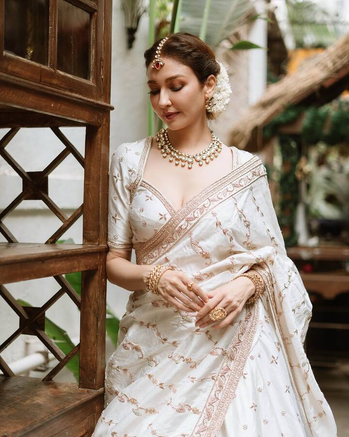 The golden detailing added a luxurious touch to the outfit, making it stand out in the most understated yet glamorous way.