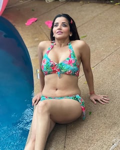 बिकिनी लवर हैं मोनालिसा, मोनोकिनी पहन कई बार कराया दीदार-ए-हुस्न, देखें वायरल तस्वीरें