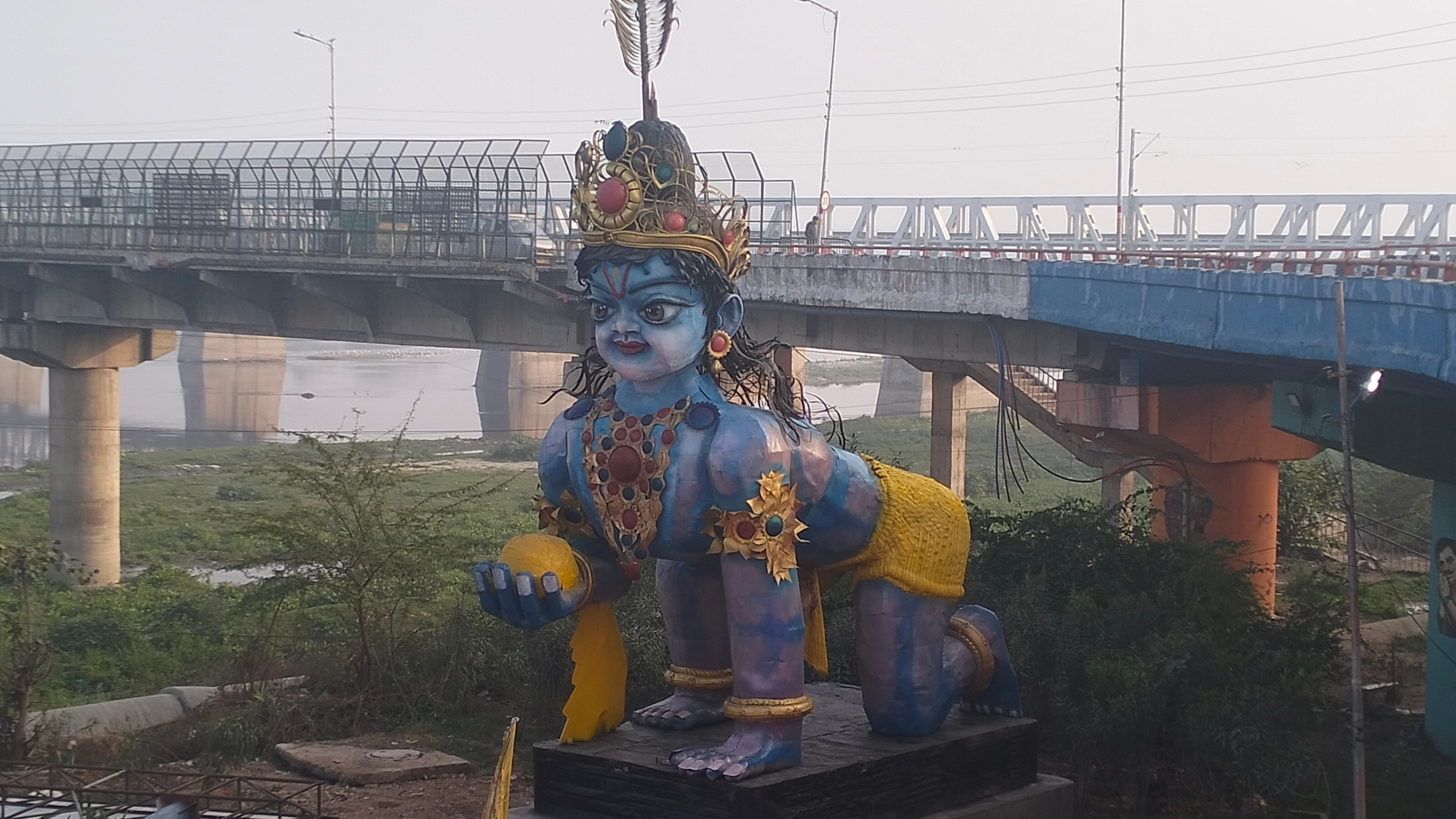 राहगीरों को आकर्षित कर भगवान की मनमोहक प्रतिमा