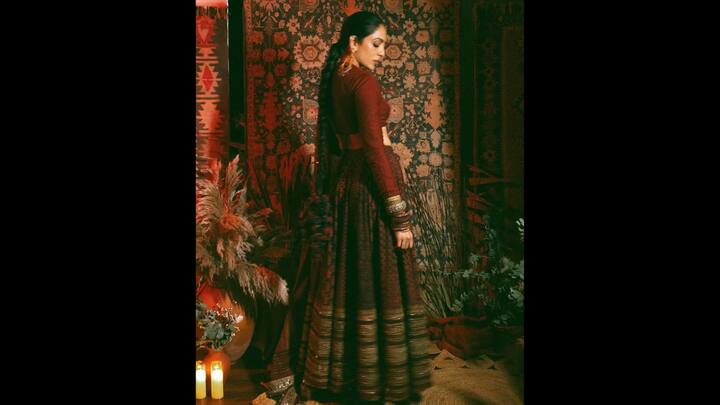 8. Sobhita Dhulipala: Sobhita Dhulipala has worn a hand crafted multi panel skirt which has been adorned with antiqued zardozi and hand painted mirror borders. She has paired her skirt with a deep maroon full sleeve blouse. Her poised silhouette gave her a touch of authenticity. (Image Source: Instagram/@sabyasachiofficial)