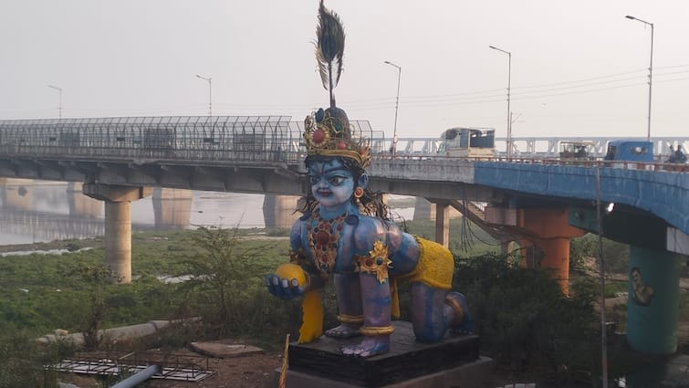 Agra 26 feet high statue of Laddu Gopal made from Scrap items convert into Selfie Point ann Agra News: आगरा में स्क्रैप आईटम से बनी 26 फीट ऊंची लड्डू गोपाल की प्रतिमा, लोग ले रहे सेल्फी