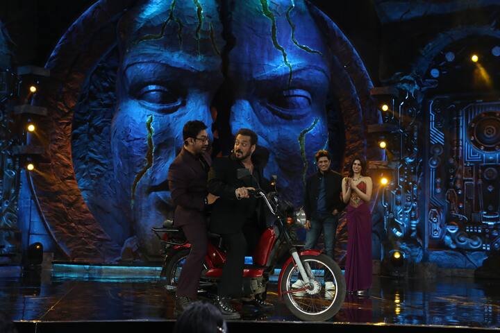 Although Akshay Kumar was expected to be part of the finale, he left due to a delay in the shoot schedule, which surprised many fans.