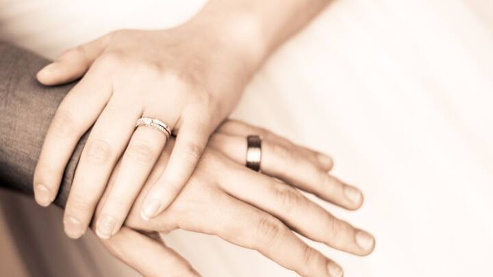 বিয়ের আংটি নিয়ে সবারই একটা আবেগ জড়িয়ে থাকে। হবু দম্পতিরা স্বপ্নে বিভোর থাকেন, কখন সেই মুহূর্ত আসবে বলে ।