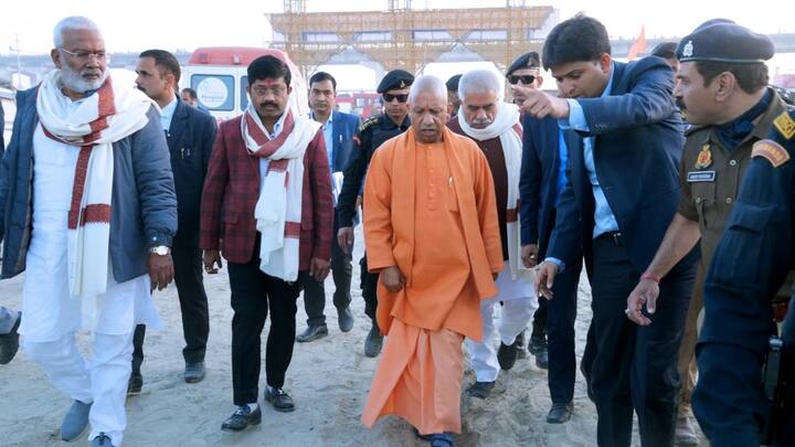मुख्यमंत्री योगी आदित्यनाथ ने कुंभ मेला में गीता प्रेस के शिविर में लगी आग का निरीक्षण किया, इस दौरान इनके साथ कैबिनेट मंत्री नंद गोपाल गुप्ता नंदी और स्वतंत्र देव सिंह भी मौजूद थे.
