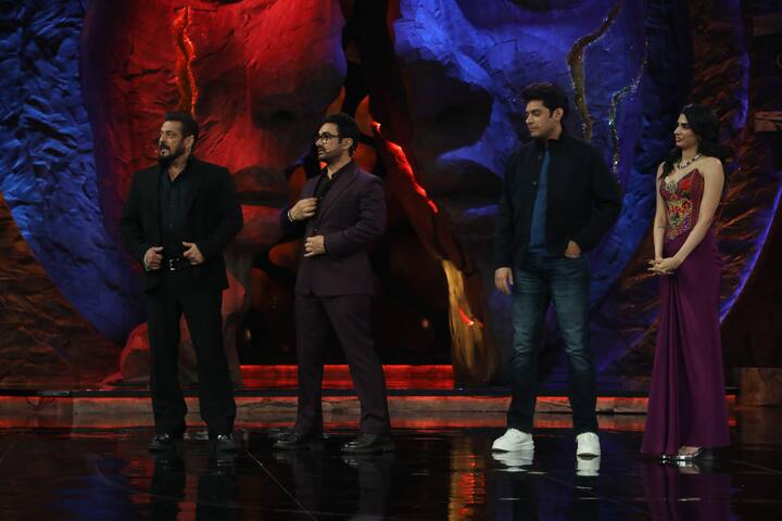 The crowd went wild as Salman and Aamir hopped onto a bike and rode it across the stage, recreating a fun and energetic moment.