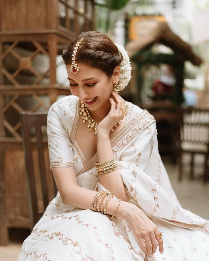 Let us know what do you think of Saumya Tandon's latest look. ( All Pics Credit: Instagram/@saumyas_world_)