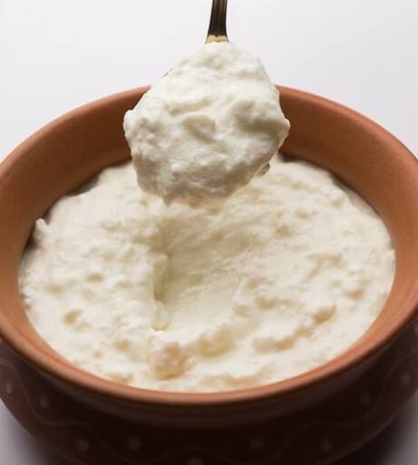 ਦਹੀਂ ਵਿੱਚ ਵਿਟਾਮਿਨ B12 ਅਤੇ ਰਿਬੋਫਲੇਵਿਨ ਹੁੰਦੇ ਹਨ ਜੋ ਸਿਹਤ ਨੂੰ ਬਿਹਤਰ ਬਣਾਉਂਦੇ ਹਨ। ਦਹੀਂ ਖਾਣ ਨਾਲ ਕੋਲੈਸਟ੍ਰੋਲ ਦੇ ਲੈਵਲ ਘਟਦੇ ਹਨ ਅਤੇ ਦਿਲ ਤੰਦਰੁਸਤ ਰਹਿੰਦਾ ਹੈ।