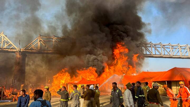 महाकुंभ मेला क्षेत्र में लगी भीषण आग में कई टेंट जलकर खाक हो गए हैं और खुद मुख्यमंत्री योगी आदित्यनाथ घटना स्थल पर जायजा लेने पहुंच गए हैं.