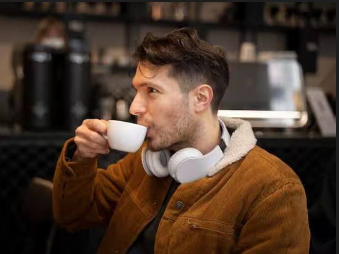 ਦੂਜੇ ਪਾਸੇ, ਚਾਹ ਵਿੱਚ ਫਲੇਵੋਨੋਇਡਜ਼ ਅਤੇ ਪੌਲੀਫੇਨੌਲ ਵਰਗੇ ਐਂਟੀਆਕਸੀਡੈਂਟ ਹੁੰਦੇ ਹਨ, ਜੋ ਸੋਜ ਨੂੰ ਘਟਾਉਂਦੇ ਹਨ ਅਤੇ ਦਿਲ ਦੀ ਸਿਹਤ ਨੂੰ ਵਧਾਉਂਦੇ ਹਨ। ਇਹ ਦਿਲ ਦੇ ਦੌਰੇ ਦੇ ਜੋਖਮ ਨੂੰ ਘਟਾਉਣ ਵਿੱਚ ਵੀ ਮਦਦ ਕਰ ਸਕਦਾ ਹੈ।