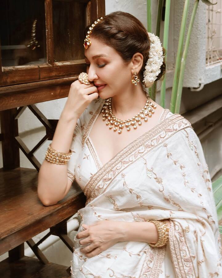 Saumya paired the saree with a classic blouse that featured a subtle yet chic design, complementing the grandeur of the saree.