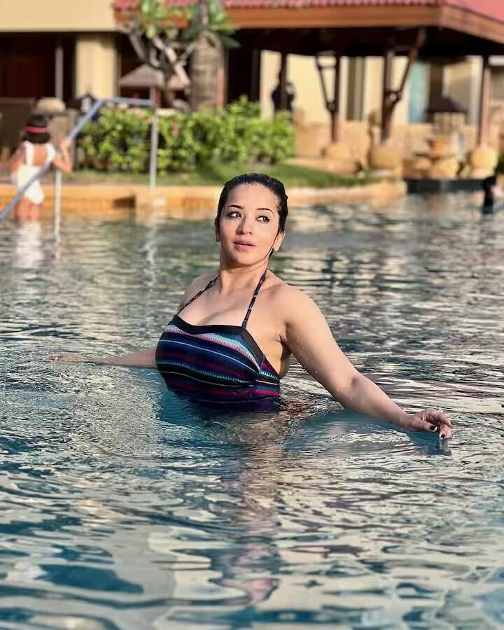 મોનોકિની પહેરીને, મોનાલિસા પાણીમાં ઉતરી  છે અને ખૂબ જ હટકે અંદાજમાં પોઝ આપી રહી છે.