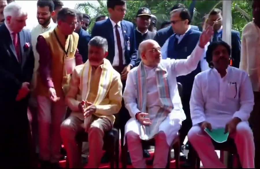 Amit Shah AP Tour: పవన్ కళ్యాణ్‌కు కుర్చీ లేదని గమనించిన అమిత్ షా, వెంటనే ఏం చేశారో చూడండి