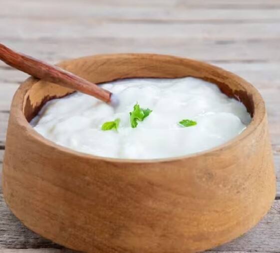 ਦਹੀਂ ਸਿਰਫ ਤਾਜ਼ਾ ਅਤੇ ਕਮਰੇ ਦੇ ਤਾਪਮਾਨ 'ਤੇ ਖਾਣਾ ਚਾਹੀਦਾ ਹੈ। ਬਹੁਤ ਠੰਡੀ ਦਹੀ ਸਰੀਰ ਨੂੰ ਠੰਢਕ ਦੇ ਸਕਦੀ ਹੈ, ਜਿਸ ਕਾਰਨ ਸਰਦੀ ਲੱਗ ਸਕਦੀ ਹੈ। ਦਹੀ ਨੂੰ ਦਿਨ ਦੇ ਸਮੇਂ ਖਾਣਾ ਬਿਹਤਰ ਹੁੰਦਾ ਹੈ। ਰਾਤ ਨੂੰ ਇਸ ਨੂੰ ਖਾਣਾ ਤੋਂ ਮਨਾ ਕੀਤਾ ਜਾਂਦਾ ਹੈ, ਕਿਉਂਕਿ ਇਸ ਨਾਲ ਖਾਂਸੀ-ਜ਼ੁਕਾਮ ਜਾਂ ਪਚਣ ਸੰਬੰਧੀ ਸਮੱਸਿਆ ਹੋ ਸਕਦੀ ਹੈ।