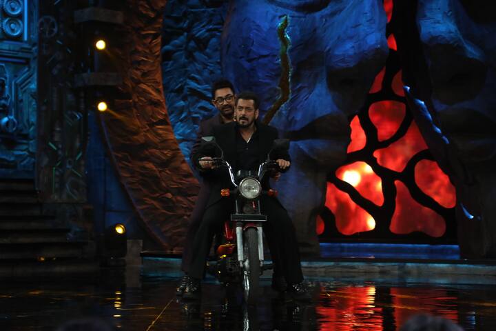 The grand finale also featured a special promotional segment for the film Sky Force, with its team joining Salman Khan on stage.