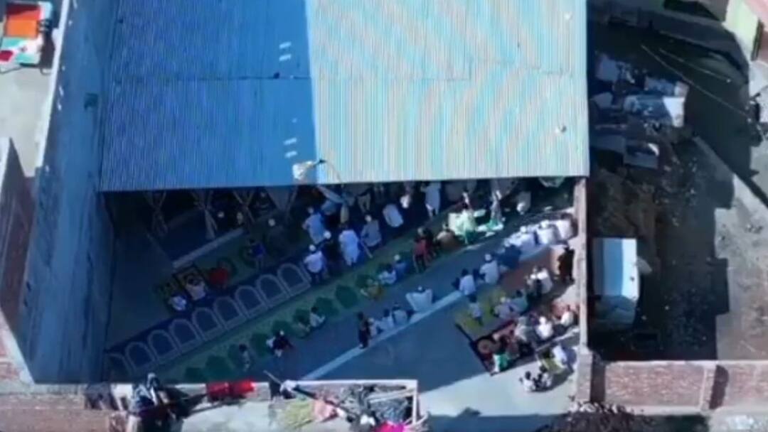 4 Arrested For Offering Friday Namaz At Private Property In UP, Case Filed For 'Disturbing Public Order' 4 Arrested For Offering Friday Namaz In Private Property In Bareilly in UP, Case Filed For 'Disturbing Public Order' 4 Arrested For Offering Friday Namaz At Private Property In UP, Case Filed For 'Disturbing Public Order'