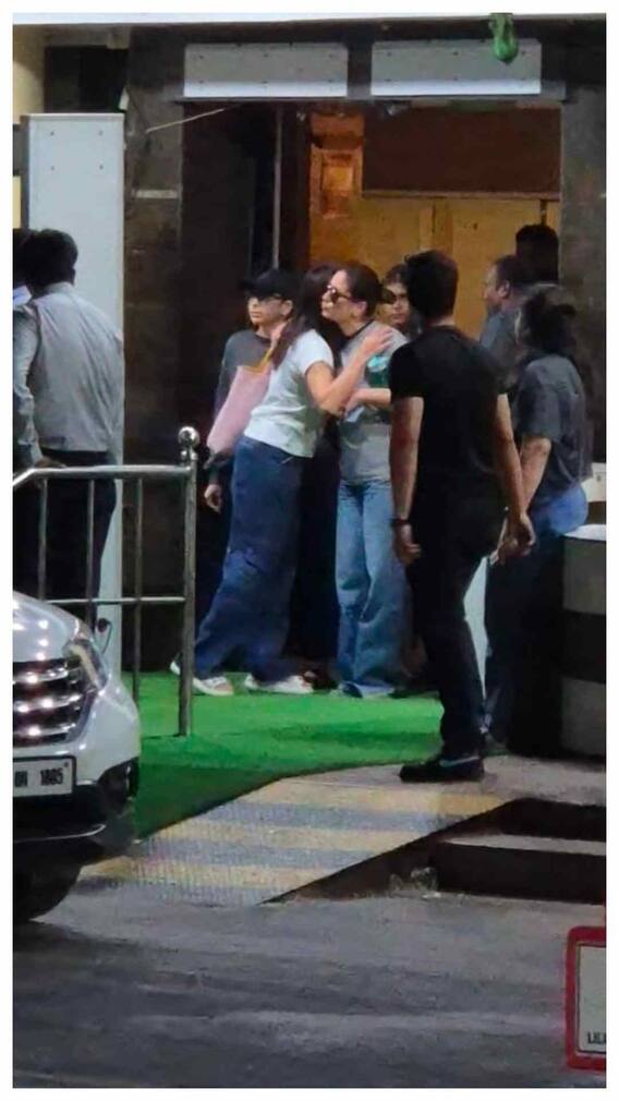 सारा अली खान ने करीना कपूर को लगाया गले, हॉस्पिटल के बाहर हुईं स्पॉट