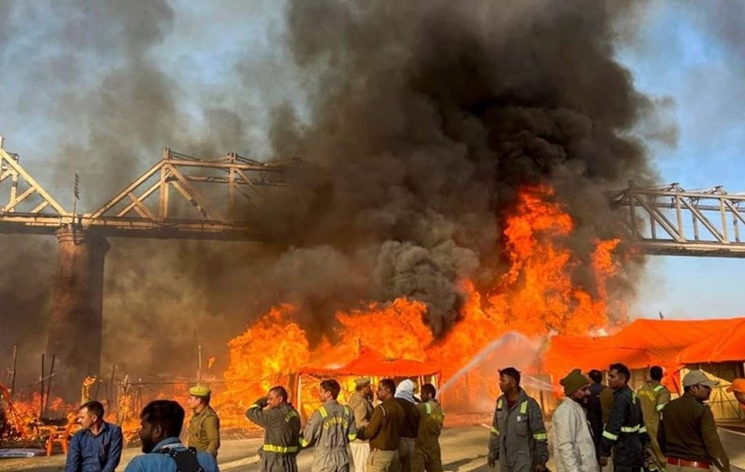 Mahakumbh 2025: Massive Fire at Jhunsi Side, Tents Destroyed મહાકુંભમાં મોટી દુર્ઘટના: અનેક તંબુઓ આગની લપેટમાં, સિલિન્ડર બ્લાસ્ટથી અંધાધૂંધી