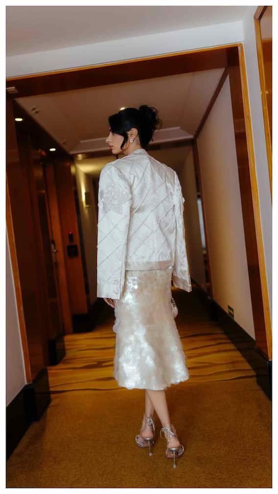 खुशी कपूर ने मीडी ड्रेस में चुराई शो की स्पॉटलाइट