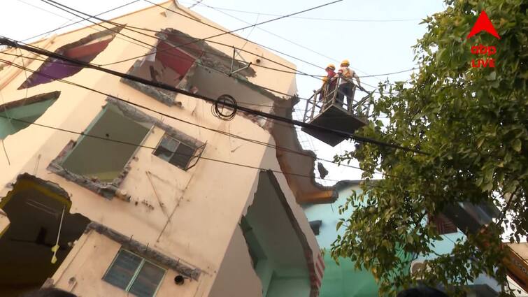 Baghajatin Building Collapse Leaning multi-storey building supported with iron beams Baghajatin Building Collapse: এবার লোহার বিম দিয়ে সাপোর্ট, বাঘাযতীনের হেলে পড়া বহুতল ঘিরে তুঙ্গে তরজা
