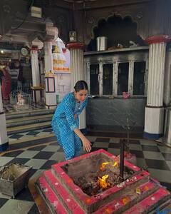 Uorfi Javed Pics: 400 सीढ़ियां चढ़कर महादेव की शरण में पहुंचीं उर्फी जावेद, हाथ जोड़कर लिया आशीर्वाद