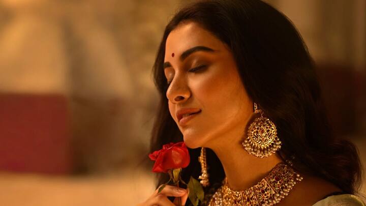 রুক্মিণী দিয়েছিলেন অবাক করা তথ্য, বলেছিলেন, শ্যুটিং শেষ হওয়ার পরে, বিনোদিনীর জন্য যে সেট তৈরি হয়েছিল, তাও নাকি আগুন লেগে পুড়ে গিয়েছিল।