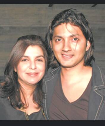 ਫਰਾਹ-ਸ਼ੀਰੀਸ਼ ਦੇ ਵਿਆਹ ਨੂੰ 20 ਸਾਲ ਹੋ ਗਏ  ਦੱਸ ਦੇਈਏ ਕਿ ਫਰਾਹ ਖਾਨ ਅਤੇ ਸ਼ਿਰੀਸ਼ ਕੁੰਦਰ ਦੇ ਵਿਆਹ ਨੂੰ 20 ਸਾਲ ਤੋਂ ਵੱਧ ਸਮਾਂ ਹੋ ਗਿਆ ਹੈ। ਉਹ ਪਹਿਲੀ ਵਾਰ ਫਰਾਹ ਦੇ ਪਹਿਲੇ ਨਿਰਦੇਸ਼ ਵਿੱਚ ਬਣੀ ਫਿਲਮ 'ਮੈਂ ਹੂੰ ਨਾ' ਦੌਰਾਨ ਮਿਲੇ ਸਨ। ਇਹ ਜੋੜਾ ਦੋ ਧੀਆਂ, ਦੀਵਾ ਅਤੇ ਆਨਿਆ, ਅਤੇ ਇੱਕ ਪੁੱਤਰ, ਜ਼ਾਰ ਦੇ ਮਾਪੇ ਹਨ। ਇਸ ਜੋੜੇ ਨੇ 2008 ਵਿੱਚ IVF ਰਾਹੀਂ ਆਪਣੇ ਬੱਚਿਆਂ ਦਾ ਸਵਾਗਤ ਕੀਤਾ।