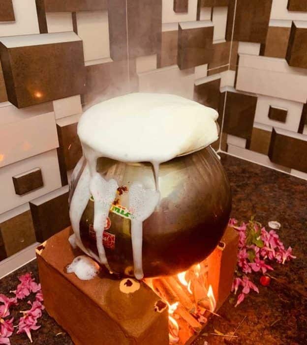 या दिवशी घरात दूध उकळून ते ऊतू जाण्याची परंपरा आहे.