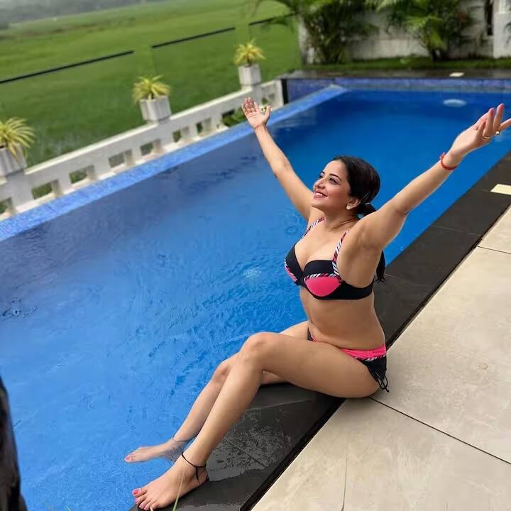 પૂલ કિનારે બેઠેલી મોનાલિસા આ કાળી અને ગુલાબી બિકીનીમાં પોઝ આપી રહી છે. અભિનેત્રી તેના પૂલ મૂડનો ખૂબ આનંદ માણતી જોવા મળે છે.