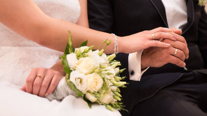 জানা গিয়েছে, প্রায় ৫ হাজার বছর আগে মিশরীয় সভ্যতায় অন্তহীন জীবনের প্রতীক হিসেবে আংটির বহিঃপ্রকাশ ঘটে।