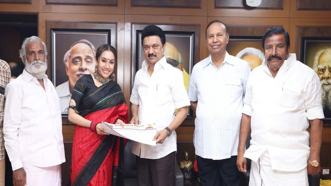 தி.மு.க.வில் இணைந்தது ஏன்? லிஸ்ட் போட்டு காரணம் சொன்ன சத்யராஜ் மகள்!