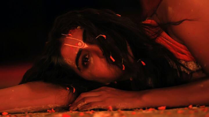 সদ্য দেওয়া একটি সাক্ষাৎকারে বিনোদিনীর চরিত্রে অভিনয় করার একটি গল্প শুনিয়েছিলেন রুক্মিণী। তিনি জেনেছিলেন, বিনোদিনী যখনই চৈতন্য় বেশে অভিনয় করতেন, তাঁর ভীষণ জ্বর আসত। শরীর খারাপ করত।