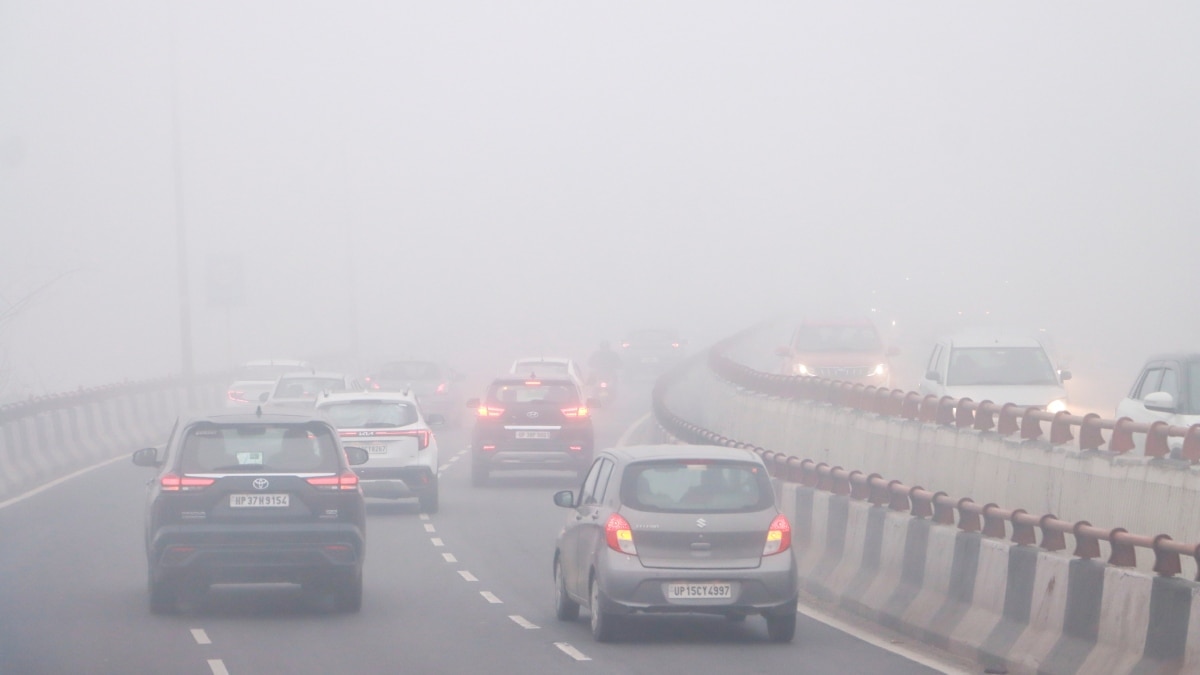 Delhi Weather: सर्दी में टूटा गर्मी का रिकॉर्ड, अगले 3 दिन कैसा रहेगा मौसम, कब तक पड़ेगी ठंड?