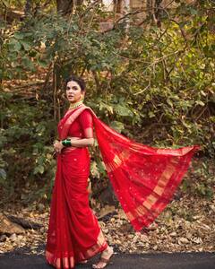 Mitali Mayekar : मराठमोळ्या मितालीचा खास लूक; लाल साडीत दिसतेय फारच सुंदर!