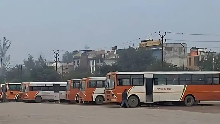 UPSRTC 430 buses will be operated from Agra bus station for devotees to take bath in Maha Kumbh ANN UPSRTC News: महाकुंभ जाने के लिए न हो परेशान, इस जिले से होगा 430 बसों का संचालन, जानिए कैसे होगी बुकिंग?