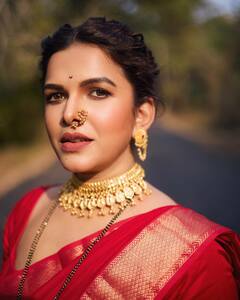 Mitali Mayekar : मराठमोळ्या मितालीचा खास लूक; लाल साडीत दिसतेय फारच सुंदर!